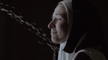 Csinos apácák és a tejet spriccelő Madonna