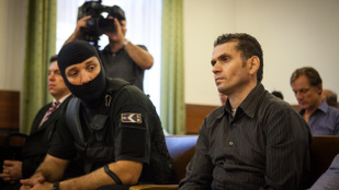 Gyorshír: hozzávágta a cipőjét a bíróhoz az Újpesten gyilkoló libanoni férfi