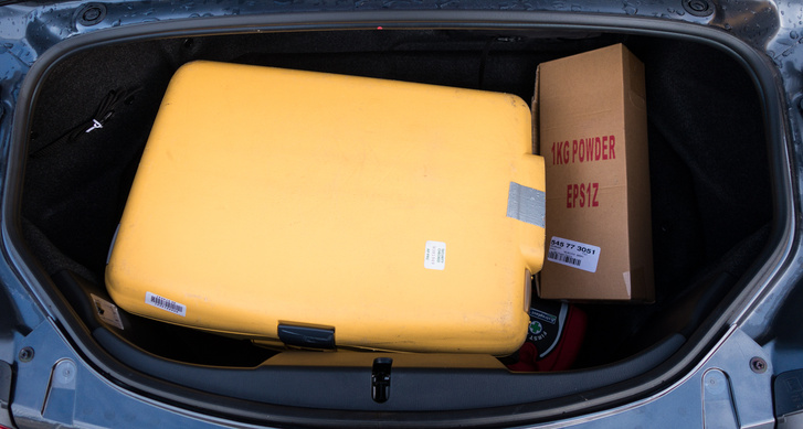 Csomagtartó :D. A kartondobozban az Izlandon minden autóban kötelező tűzoltó készülék.