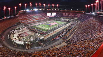 Amerikaifutball NASCAR-pályán 157 ezer néző előtt