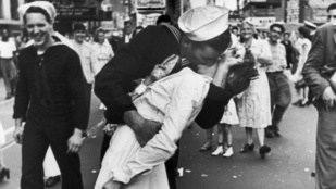 Meghalt a nő, akit 1945-ben csókolt meg a matróz a Times Square-en