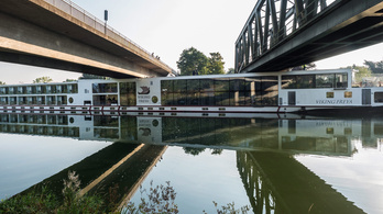 Hídnak ment egy Budapestre tartó hajó a Dunán, két halott