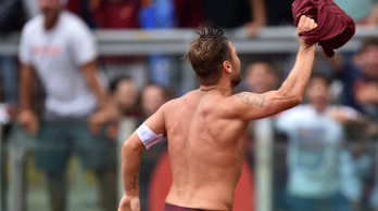 Totti a 93.-ban döntötte el a háromórás meccset a tóvá vált stadionban