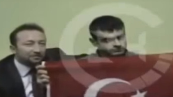 Török titkos ügynökök ölelgetik egy videón az újságírót meggyilkoló fiút