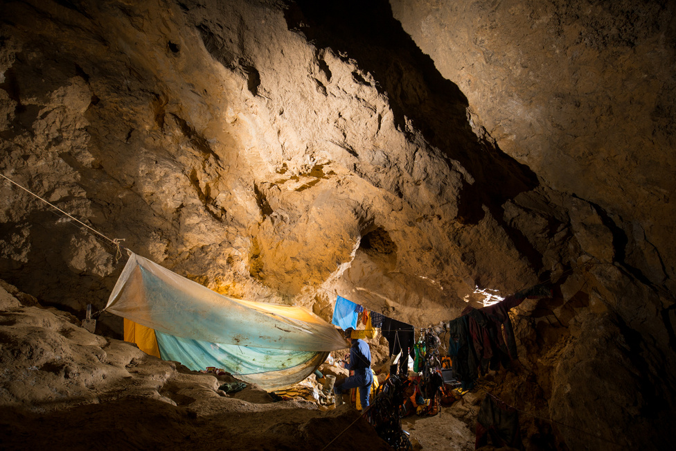 A több napos utak során a barlangászok a föld alatti táborhelyeket, ún. bivakokat használják. A barlangban kifeszített speciális sátrakban alszanak, amelyeket külön nejlonréteg véd a csöpögő víztől.
                        