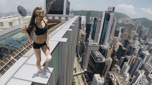 Ismerje meg az orosz modellt, aki felhőkarcolók tetején jógázik