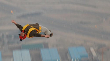 672 méteres bázisugró világrekord a világ legmagasabb épületéről
