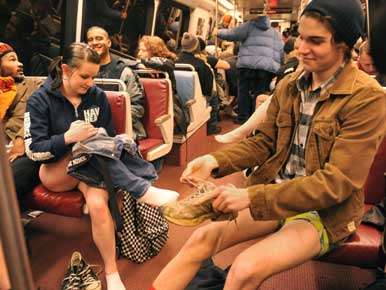 Alsóneműs emberek sokkolták az utasokat 16 ország metróiban