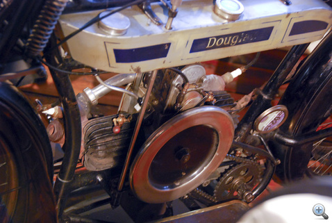 A Douglas az elsők között használt bokszermotorokat, igaz, hosszában építette be. Vagy - ha szigorúan a definícióhoz ragaszkodunk, miszerint a motor irányát a főtengely állása adja meg, akkor keresztben. Csak forcsak egy hosszában levő hosszúkás tárgyat keresztben lévőnek titulálni