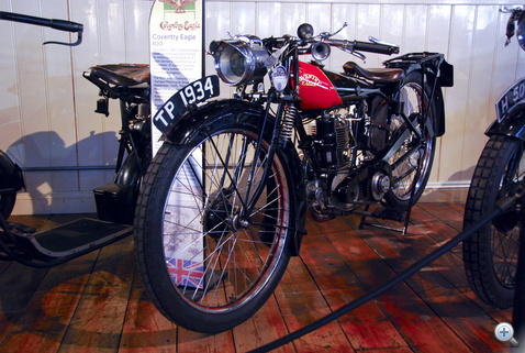 Coventry-Eagle B33, 1926. Nálunk nem sokan ismerik, pedig jó régi márka, 1901-ben alapították, igaz, akkor még csak bicikliket készített. A Motorcycle magazine erről a 300-as B33-asról így jövendölt - "csodás kivitelezése és kedvező ára révén sok vevőre talál majd a 300 köbcentis modell. Boioioioinnng, a Coventry-Eagle cég a második világháborús termelés egyik első áldozata volt
