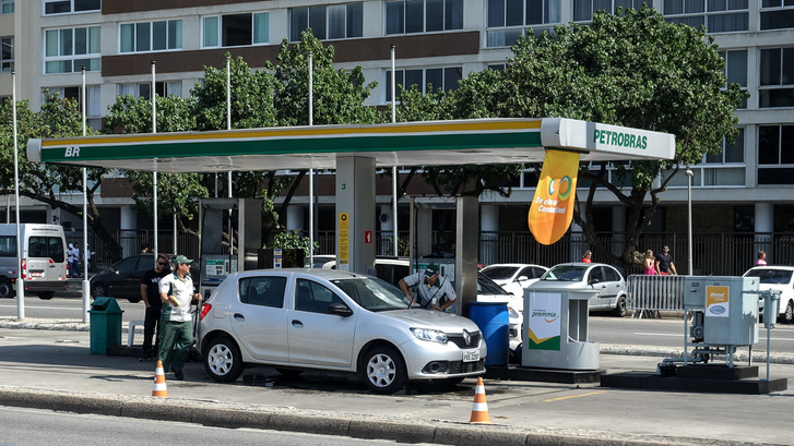 Benzinkút a Copacabanán Dacia Sanderóval, ami mindennapos látvány RIóban