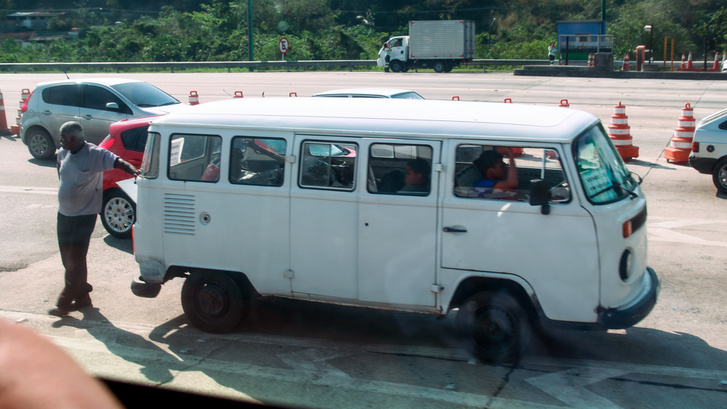 Tehát. 1975-1997-ig - kapaszkodjanak meg - a brazíliai Volkswagen a T2-es elejével, hátsó lámpáival és vezetői környezetével gyártotta a T1-es vázú Transportert