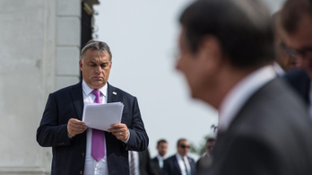 Csúsztatással és viccelődéssel ért Orbán Pozsonyba