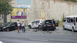 Hat kocsit zúzott le egy ámokfutó Mercis a Baross utcában