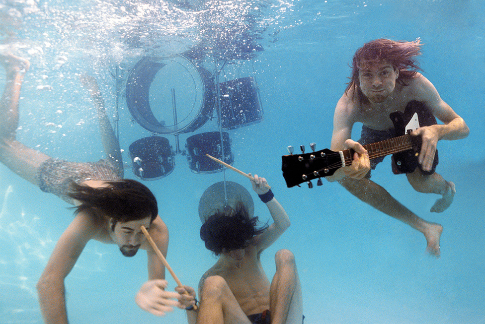 A koncepció része volt az is, hogy egy létra segítségével belógassanak egy dobfelszerelést a vízbe. A Nirvana állítólag azonnal felkapta a fejét az ötlettől, hogy hangszerekkel együtt merüljenek a víz alá.