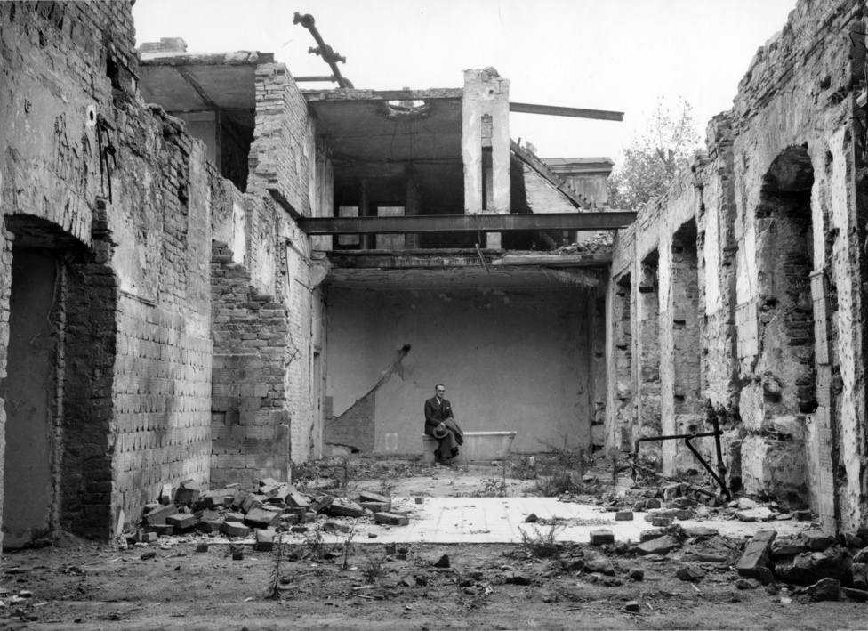 Lutz a korábbi brit követség Werbőczy utca 1. szám alatti palotája fürdőszobájának romjai között. Az épület 1942-től a svájci idegen érdekeket ellátó osztály vezetője, azaz Lutz rezidenciája volt. Kisebb belövések már január elején érték az épületet. 1945. január 21-13 között súlyos bombatalálatokat kapott és részben leégett, az oltás víz hiányában nem volt lehetséges. Nyilas különítményesek oltásra hivatkozva a palota még megmaradt értékeinek jelentős részét elhurcolták és fosztogattak. A palota ekkor még épen maradt balszárnya február 11-én kapott aknatalálatot, amely megsemmisítette Lutz dolgozószobáját is. Jelenleg a Kulturális Örökségvédemi Hivatal - Fortster Gyula Intézményközpont használja az épületet.