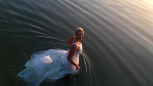 Megfürdették a menyasszonyt a Balatonban
