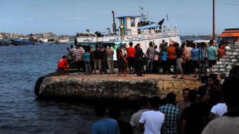 600 bevándorlóval borult fel egy hajó Egyiptomnál, legalább 29 halott