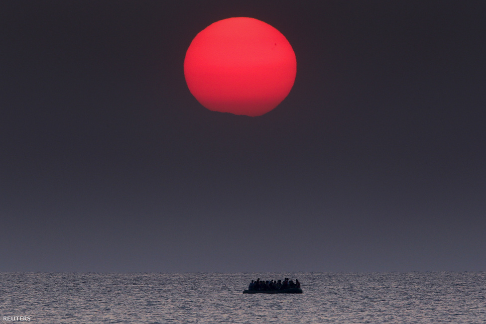 Motor nélküli csónak sodródik a Földközi-tengeren a lemenő nap fényében.
