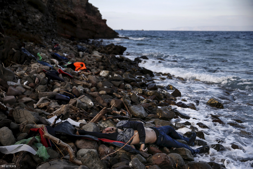 Egy menekült holtteste Leszbosz partjainál.