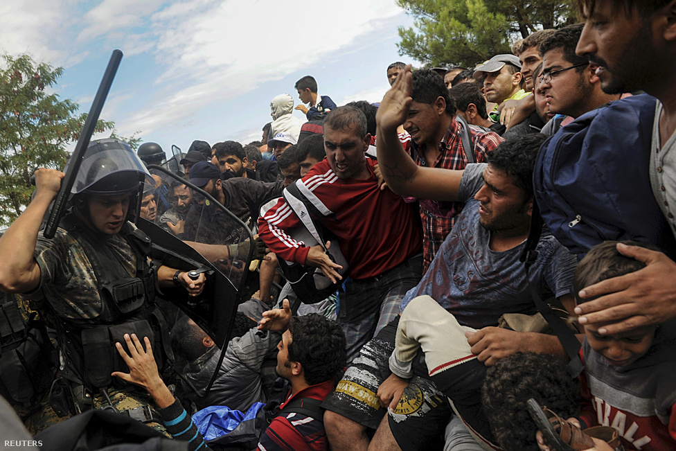 Macedón rendőrök tartóztatják fel a görög határnál áttörni próbáló menekülteket.
