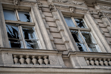 Betört ablakok egy lakóház emeletén a robbantás közelében