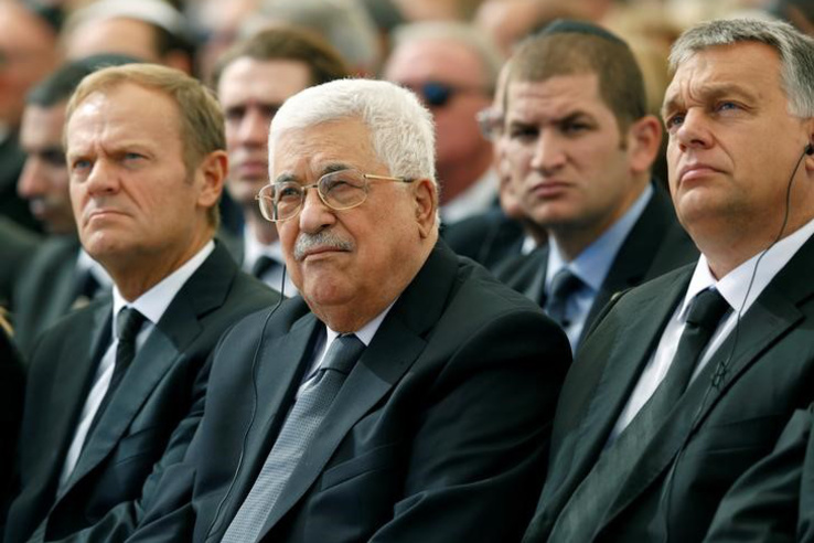 Mahmúd Abbász palesztin elnök, Donald Tusk és Orbán Viktor között