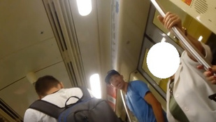 Ezzel a fiatalemberrel biztos, hogy nem szeretne egy metrón utazni