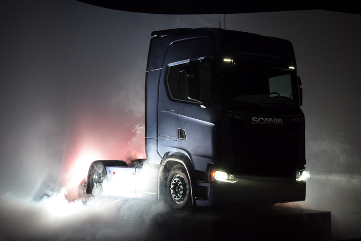 Látványos fényjáték keretében leplezték le az új Scania S szériát