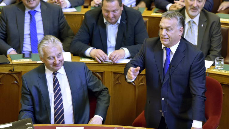 Fideszes össztűz zúdult Vonára, aki erre konditerembe hívta Orbánt