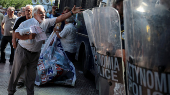 Nyugdíjasok ellen vetett be könnygázt a görög rendőrség