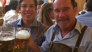 Instahíradó: Arnold Schwarzenegger az Oktoberfesten sörözik