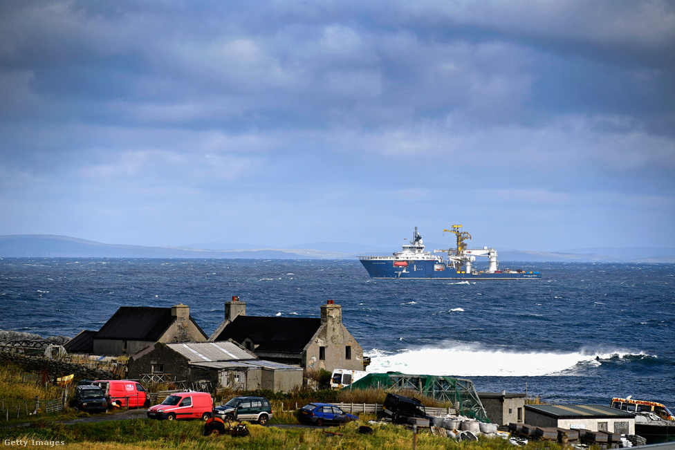 Egy olajfúró cég hajója vesztegel Foula mellett, az előtérben pedig a sziget keleti oldalán lévő Ham Voe kikötő, az egyetlen partszakasz a szigeten, ahol nincsenek sziklák, és a víz könnyen megközelíthető. A többi partszakaszon hatalmas sziklák magasodnak, például a Da Kame szikla, amely 336 méterével Skócia legnagyobb kőszirtje. Ha egy követ elengednénk a szélén, 11 másodperc telne el a csobbanásig.