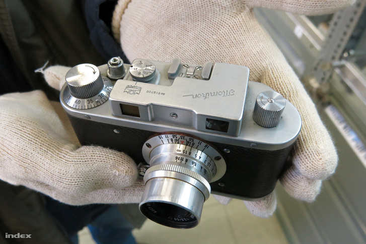 Ránézésre Leica kópiának tűnik, de telejs mértékben magyar fejlesztés