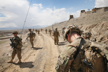 Amerikai katonák járőröznek egy előretolt helyőrség közelében