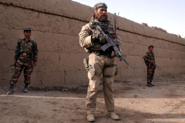 A különleges egységek egyik katonája pózol egy képhez az afgán hadsereg embereivel