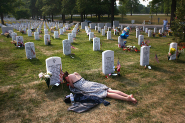 Elhyunt barátját gyászolja egy nő az Arlington Nemzeti Sírkertben, ahová Irakban és Afganisztánban elhunyt katonákat temettek.