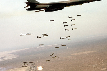 Egy B-1B Lancer szór bombákat Afganisztán felett 2001. decemberében