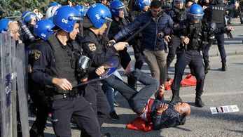 Vízágyúval oszlatták szét a merényletre emlékezőket Ankarában