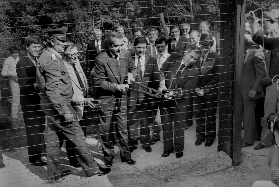 Alois Mock osztrák és Horn Gyula magyar külügyminiszter átvágják a műszaki határnak nevezett drótkerítést, a vasfüggönyt, 1989 