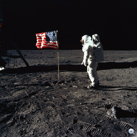 Aldrin az amerikai zászlónak tiszteleg.
                        