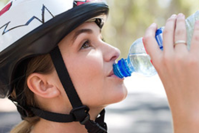 Gyorsabban fogysz, ha műanyag helyett üvegből iszol