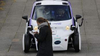 Fontolva halad, meg-megáll az első brit önvezető autó