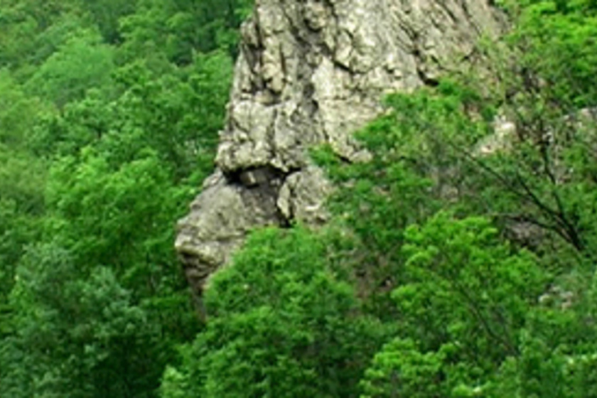 Emberi arc jelent meg a sziklán: ez Románia legújabb csodája