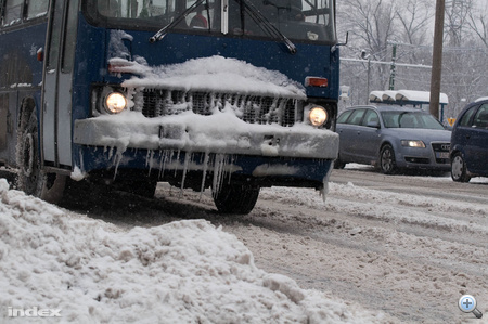 Hó és jégcsapok egy BKV buszon. Nézze meg az Indafotón!