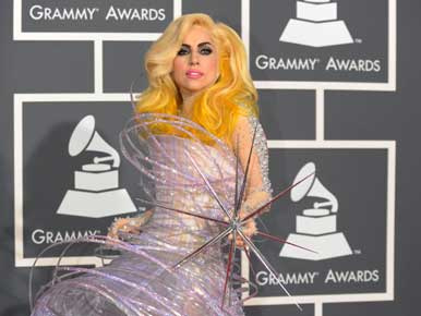 Lady Gaga Armaniban sokkolt a Grammy-díjátadón