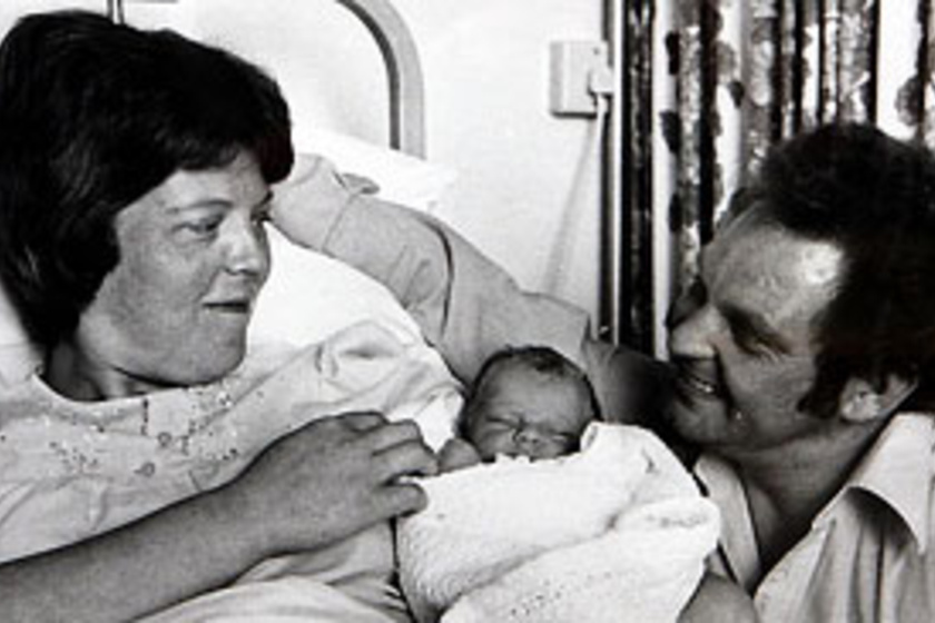 Elhunyt a világ egyik legbátrabb édesanyja - Ő szült először lombikbébit
