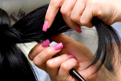 A hajhullás okai nőknél: akár a szoros copf is okozhatja