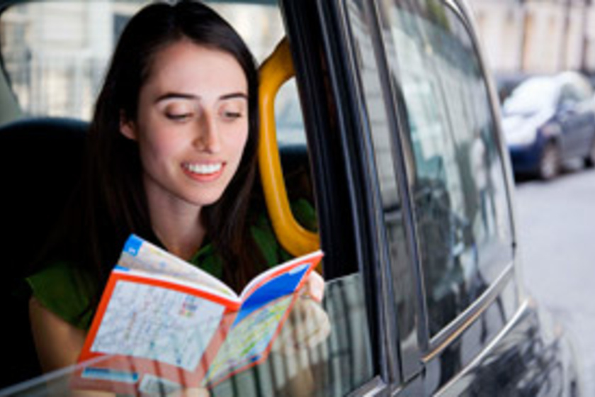 Utazási betegség: miért leszel rosszul, ha olvasol az autóban?