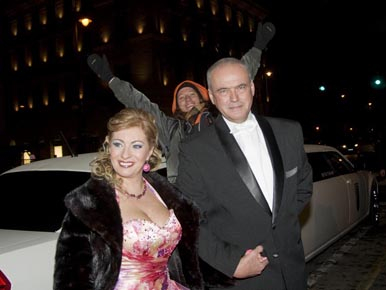 Lakatos Márk lila hajjal és egy topmodellel érkezett a budapesti Operabálra